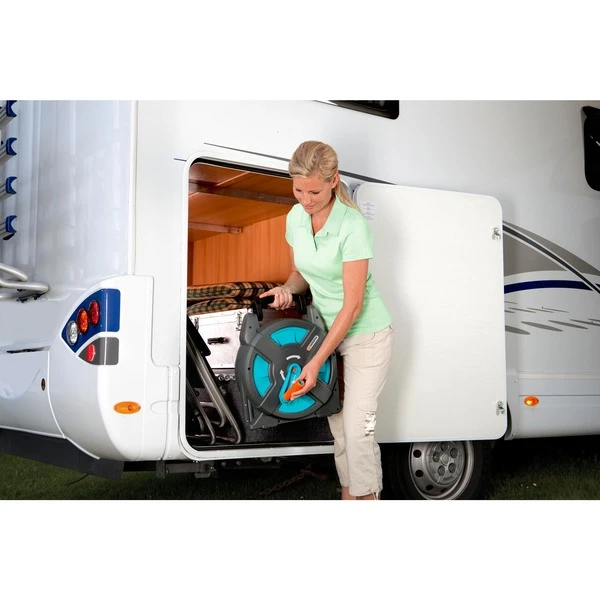 GARDENA Schlauchbox Classic 15 Set, Mit Schlauch, Systemteilen Und Spritze, Schlauchtrommel – Bild 2